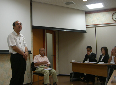 挨拶をされる小川社長