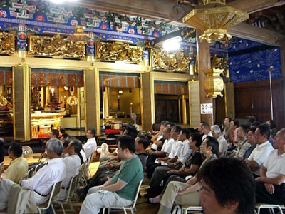 鯖江、地域活性化プランコンテストの様子：お寺の本堂で