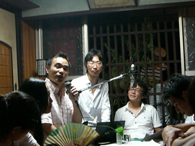 左から、マイクを持つ児玉さん、福野さん、勝屋さん